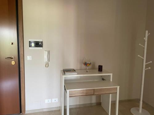 a room with a white table with a vase on it at Rosa vacanza e o lavoro in Nichelino