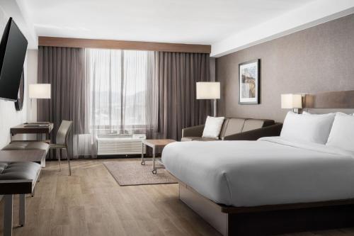 une chambre d'hôtel avec un lit et un salon dans l'établissement AC Hotel by Marriott Frisco Colorado, à Frisco