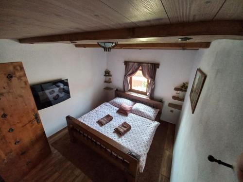 - une petite chambre avec un lit et une fenêtre dans l'établissement V ZAJEČSKEJ VĚŽI, à Zaječí