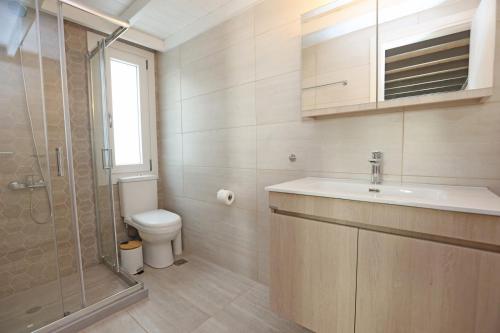 La salle de bains est pourvue de toilettes, d'un lavabo et d'une douche. dans l'établissement Modern Loft Syros, à Áno Sýros