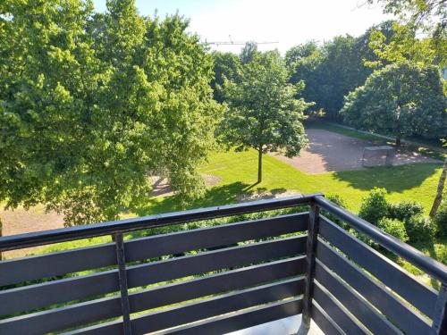 a black fence with a view of a park at Dora, impressionistischen Stil in Bergheim