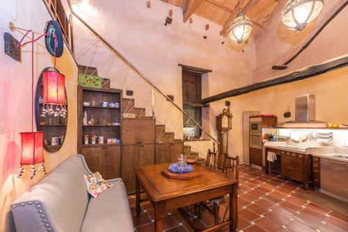 a living room with a table and a kitchen at Descubre La Cepedana: Casa rural con encanto en Cogorderos, a solo 10 km de Astorga in Cogorderos