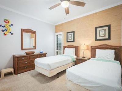 - une chambre avec 2 lits et un ventilateur de plafond dans l'établissement Lae Nani Kauai, à Kapaa