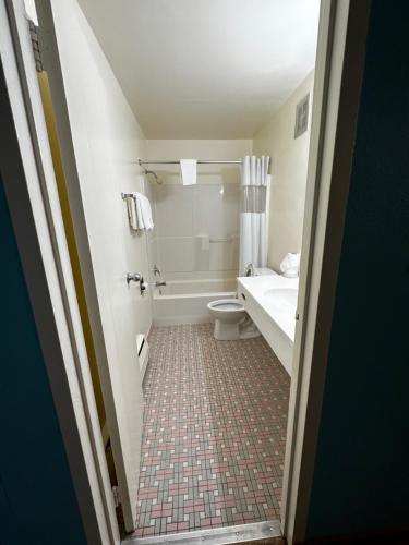 uma casa de banho com uma banheira, um WC e um lavatório. em Valued Stay Aloha em Madison