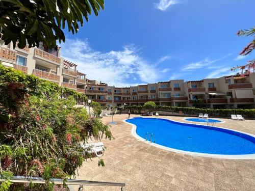 um grande complexo de apartamentos com uma grande piscina em 3-bedrooms apartament Vista Roja em Granadilla de Abona
