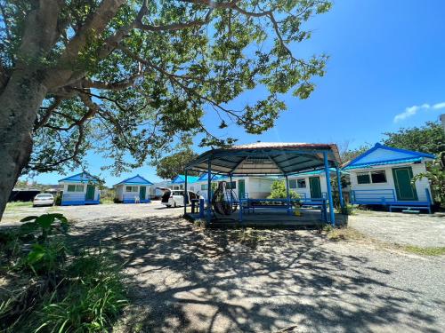 um parque infantil em frente a um grupo de chalés de campismo azuis em Kenting Dajianshan Cabin em Kenting