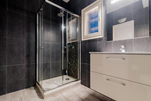 bagno con doccia, vasca e lavandino di Apartamentos Verdera Es Pujols a Es Pujols