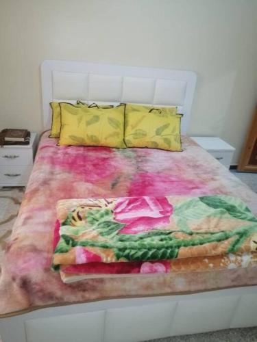 - un lit avec une couverture colorée dans l'établissement Modern flat Dakhla, à Dakhla