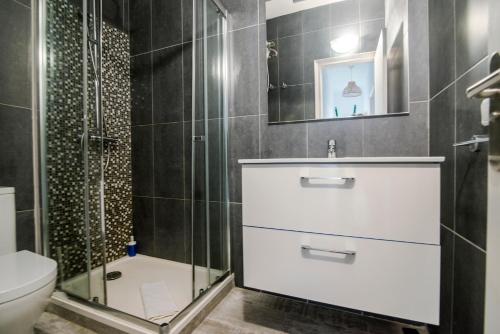 Ένα μπάνιο στο Apartamentos Verdera Es Pujols