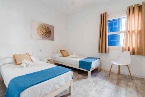 Postel nebo postele na pokoji v ubytování Apartamentos Verdera Es Pujols
