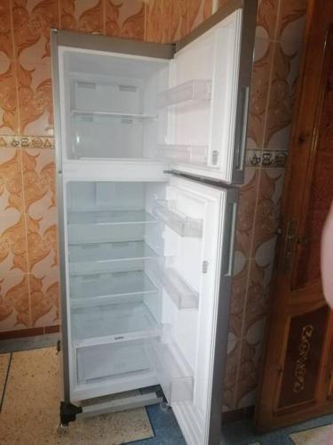 um frigorífico vazio com a porta aberta num quarto em Modern flat Dakhla em Dakhla
