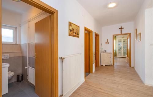 pasillo con baño con aseo y lavamanos en Pet Friendly Home In Skabrnja With Kitchen, en Galovac