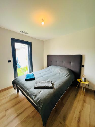 une chambre avec un grand lit avec une grande fenêtre dans l'établissement Villa Pescalune, à Lunel