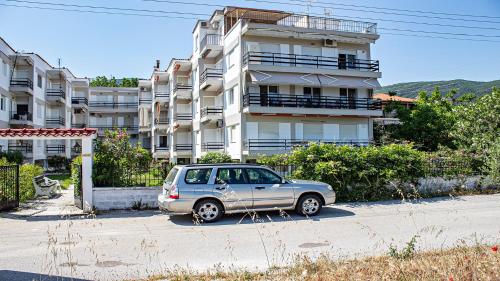 um pequeno carro estacionado em frente a um edifício em Apartment 45m2 in Asprovalta em Asprovalta