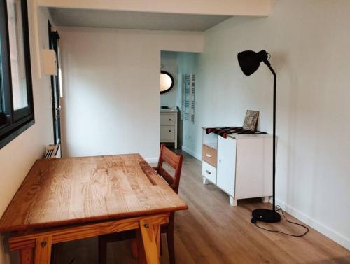 une chambre avec une table, une lampe et une commode dans l'établissement Chambre indépendante avec SDB sur jardin, au calme, à Nantes