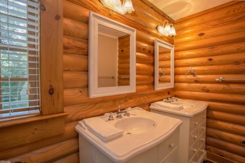 La salle de bains est pourvue d'un lavabo et d'un miroir. dans l'établissement Mountainside Lodge, à Banner Elk