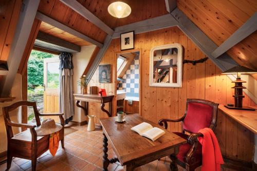 une chambre avec une table et des chaises en bois dans une cabine dans l'établissement La Grange de Coatélan, à Plougonven