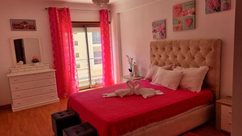 een slaapkamer met een groot bed met een rode deken bij Caravel Building in Lagos