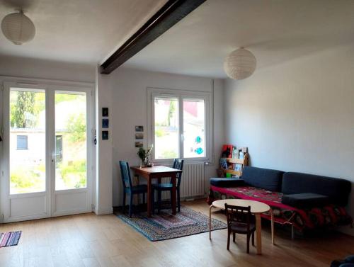 un salon avec un canapé et une table dans l'établissement Maison avec jardin au calme, à Nantes