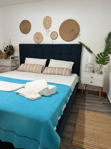 a bedroom with a blue and white bed with a blue blanket at Velvethouse in Velventós