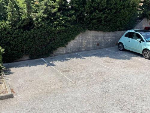 mały niebieski samochód zaparkowany na parkingu w obiekcie Appartement • Six Fours Les plages w mieście Six-Fours-les-Plages