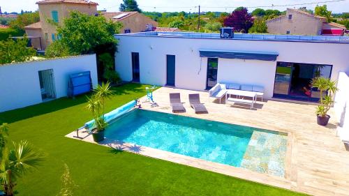 une vue aérienne d'une maison avec piscine dans l'établissement Villa Pescalune, à Lunel