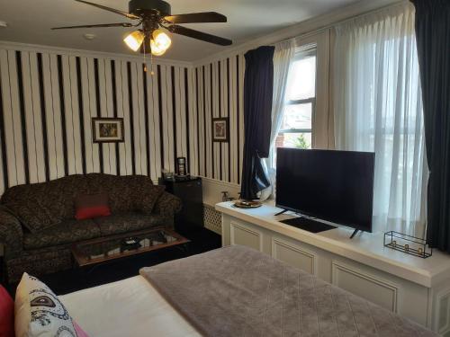 a living room with a television and a couch at The King George Inn in Cobourg