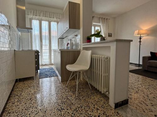 a kitchen with a counter and a chair in a room at Appartamento Nautes in San Benedetto del Tronto