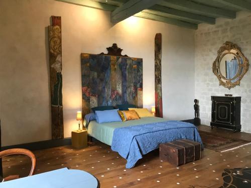 Ένα ή περισσότερα κρεβάτια σε δωμάτιο στο Chambres d'hôtes au château de Favols