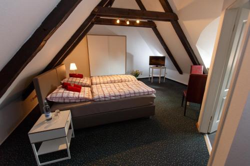 Postel nebo postele na pokoji v ubytování Pension Altes Burghotel