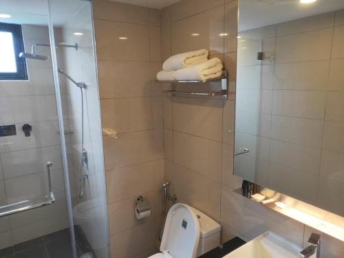 La salle de bains est pourvue d'une douche, de toilettes et de serviettes. dans l'établissement Genting HillTop @ Ion Highland Resort, à Genting Highlands