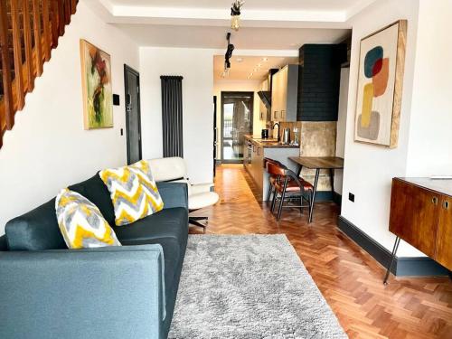 a living room with a couch and a kitchen at Duplex Apartment Harbourside city centre in Bristol