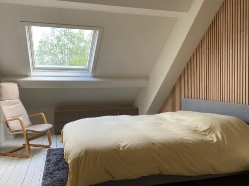 Ένα ή περισσότερα κρεβάτια σε δωμάτιο στο De Scheure, charmant vakantiehuisje midden in de natuur