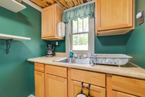 O bucătărie sau chicinetă la Waterfront Paradise Lake Cottage with Private Dock!