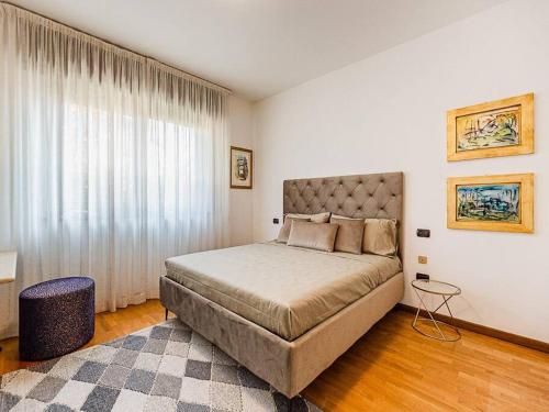 Un dormitorio con una cama grande y una ventana en *Vivere in arte* NEAR theAIRPORT en Povegliano Veronese