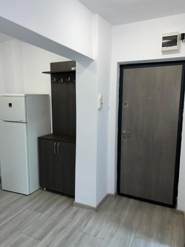 a door to a kitchen with a refrigerator and a refrigeratorvelt at Studio Andrei Râmnicul Vâlcea in Râmnicu Vâlcea