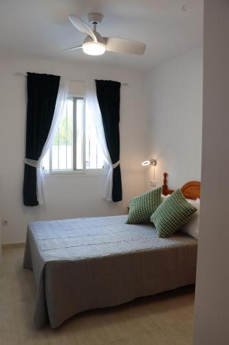 Säng eller sängar i ett rum på Cozy Villa in Campasol with private pool