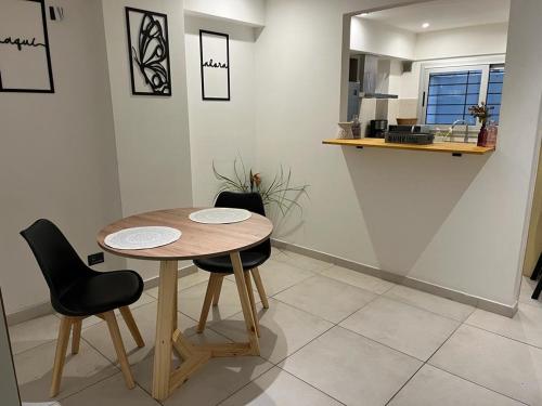 een keuken met een tafel en stoelen in een kamer bij Monoambiente C/ Cochera - La Perla, A 250m De La Playa in Mar del Plata