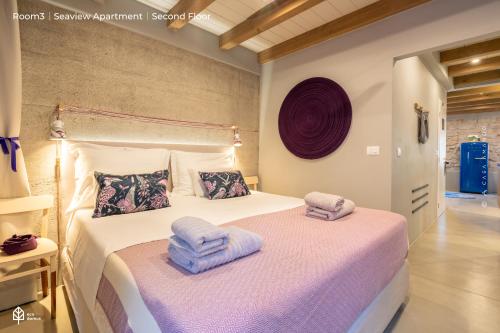 sypialnia z łóżkiem z ręcznikami w obiekcie Casa Amando Eco Boutique House w Rovinj