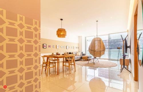 Un comedor y una sala de estar con mesa y sillas. en Casa Reforma by Kukun, en Ciudad de México