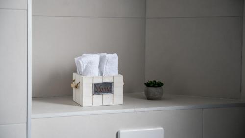 un baño con dos cajas de toallas en un estante en Cozy apartment, 10 minutes walking distance from the Old Town, en Kotor