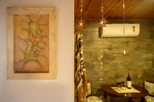 une chambre avec une table et un tableau sur le mur dans l'établissement Chalés Valle Florido, à Monte Verde