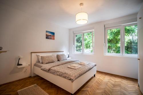 Ένα ή περισσότερα κρεβάτια σε δωμάτιο στο Cozy apartment, 10 minutes walking distance from the Old Town
