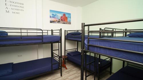 セントジュリアンズにあるBookarest Hostel Maltaの二段ベッド3組が備わる客室で、壁に絵が描かれています。