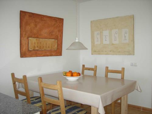 stół jadalny z miską pomarańczy w obiekcie Casa Oscar - Apartment w mieście Roque