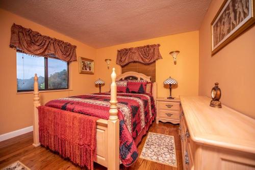 Ліжко або ліжка в номері CITY & MOUNTAIN VIEW 5 Mins from downtown Gatlinburg