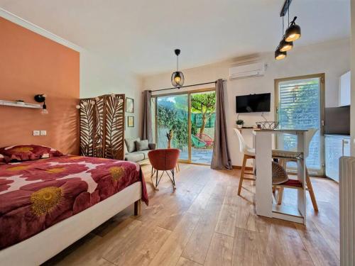 une chambre avec un lit, une table et un bureau dans l'établissement Studio cosy à 30 mètres de la plage, à Antibes