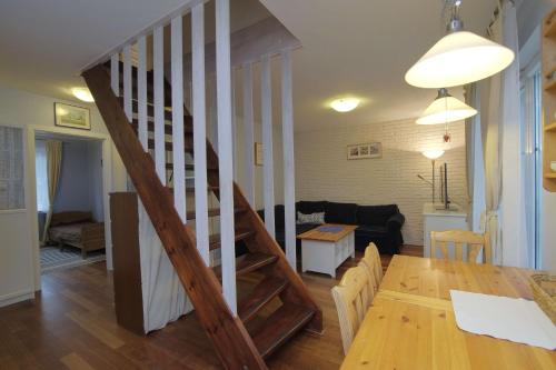 un soggiorno con tavolo in legno e scala di Two-level apartament + garden. Dwupoziomowe mieszkanie + ogród a Gdynia