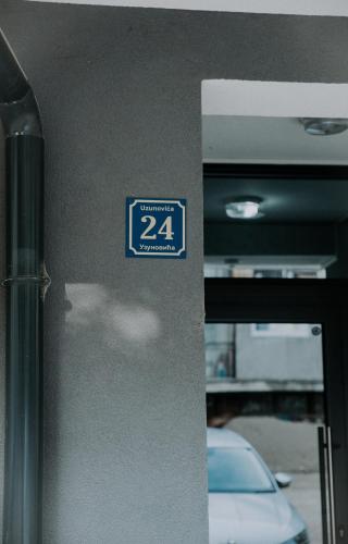 a blue sign on the side of a parking meter at Apartman Pelagić in Brčko