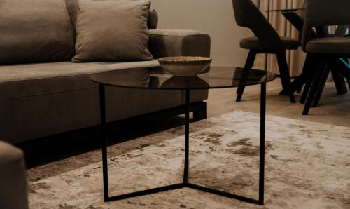 a living room with a couch and a glass table at Apartman Pelagić in Brčko